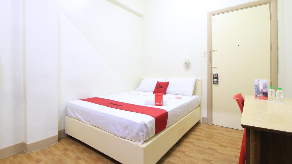 Postel nebo postele na pokoji v ubytování RedDoorz Plus @ Chinatown Binondo