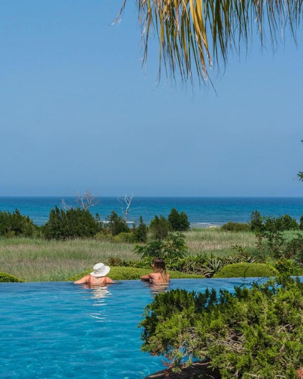 - une piscine pour 2 personnes près de l'océan dans l'établissement La Solenzara Hôtel & Appartement & SPA, à Sari-Solenzara