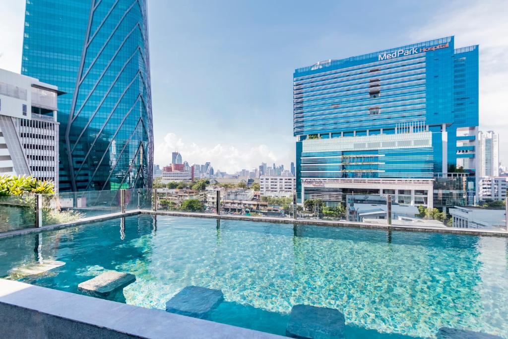 Bazén v ubytování Seekers Finders Rama IV Hotel SureStay Collection by BW nebo v jeho okolí