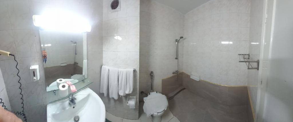 Koupelna v ubytování New Pola Hotel