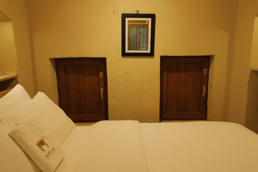 Postel nebo postele na pokoji v ubytování بيت الصباح نزل وكافيه Bait AlSabah Heritage Inn & Cafe