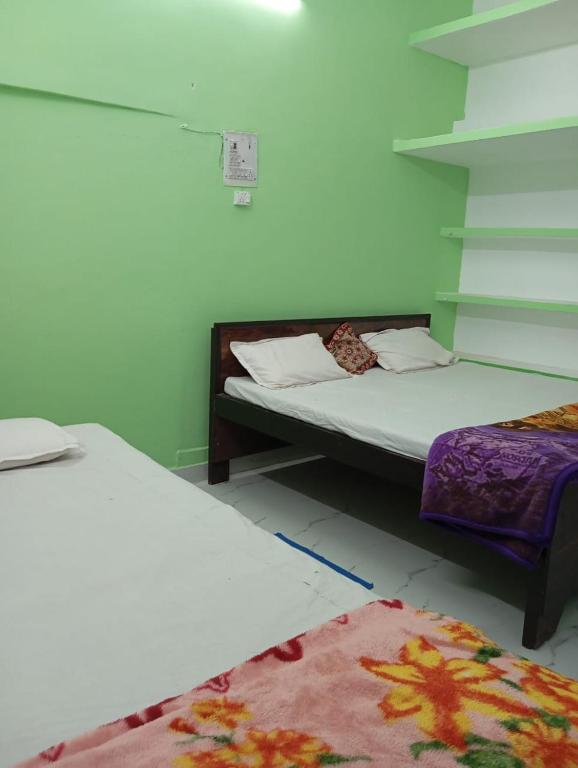 Postel nebo postele na pokoji v ubytování Luv Kush Homestay ayodhya Free morning tea