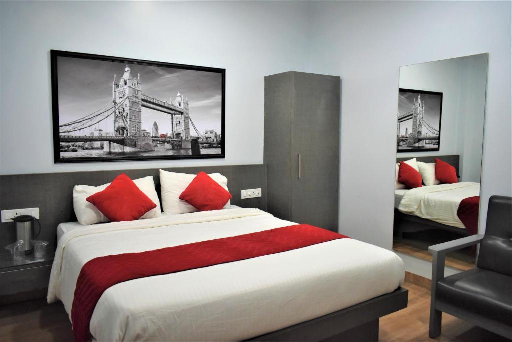 SeonīAnnandam Inn(Hotel Anand)的一间卧室设有一张大床和一座桥梁