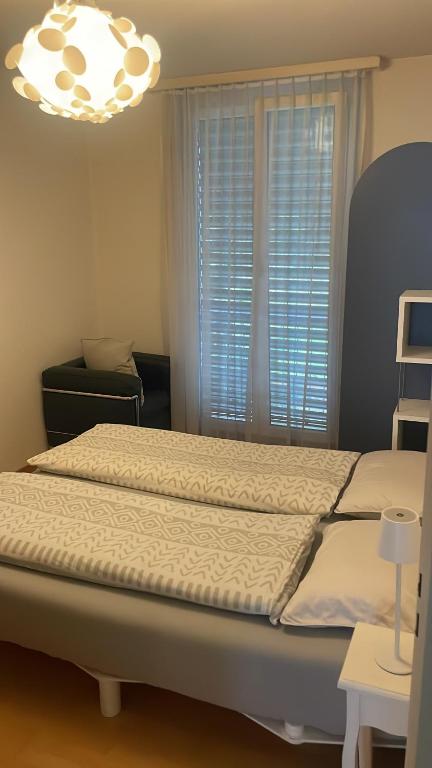 Postel nebo postele na pokoji v ubytování Zimmer mit privatem Badezimmer in guter Lage