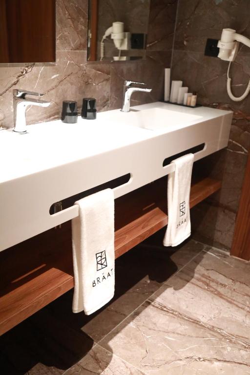 Koupelna v ubytování BRĂAT Hôtel
