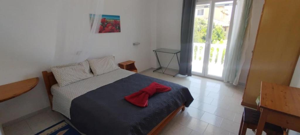 Postel nebo postele na pokoji v ubytování Nikolas House