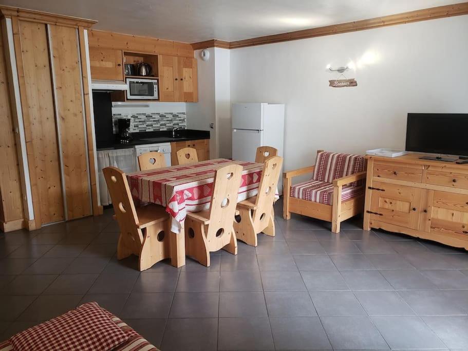 une cuisine et une salle à manger avec une table et des chaises dans l'établissement Critérium 01, à Lanslebourg-Mont-Cenis