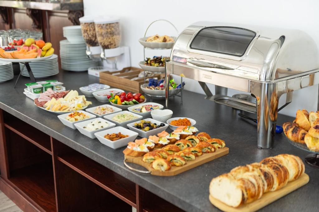 a buffet with many different types of food on a counter at Complex Pescăresc Gura Repezii Borșa in Borşa