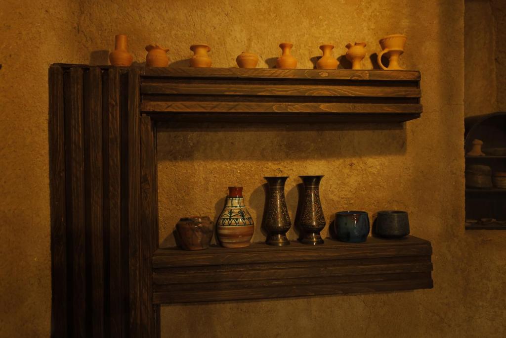 Příslušenství pro přípravu čaje a kávy v ubytování بيت الصباح نزل وكافيه Bait AlSabah Heritage Inn & Cafe