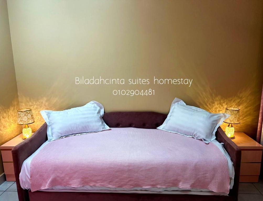 ニライにあるBiladahcinta suites homestayのベッドルーム1室(ベッド1台、枕2つ付)