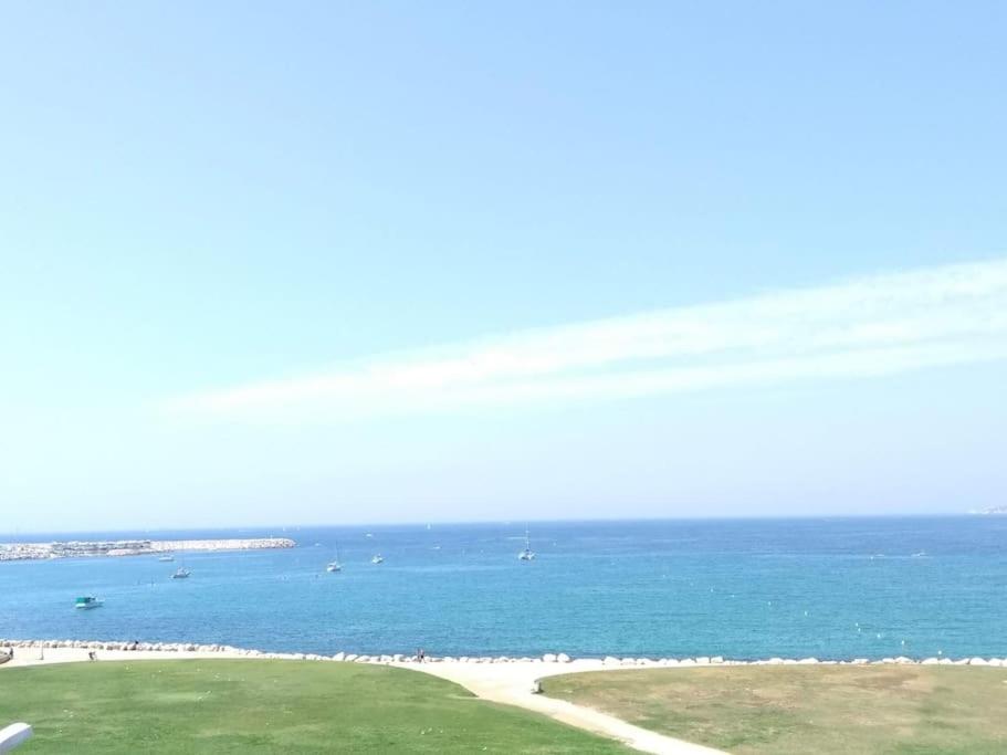 une vue sur l'océan avec des bateaux dans l'eau dans l'établissement Vue Grandiose !, à Marseille