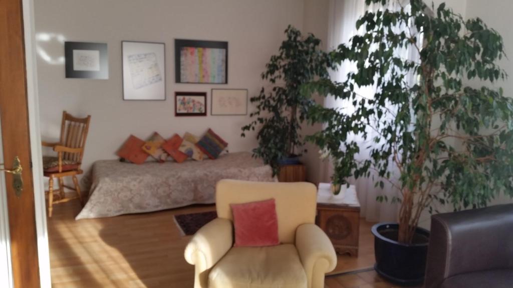 ロカルノにあるCasa Angelaのリビングルーム(ソファ、椅子付)