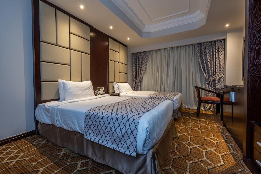 Postel nebo postele na pokoji v ubytování Triumph Plaza Hotel