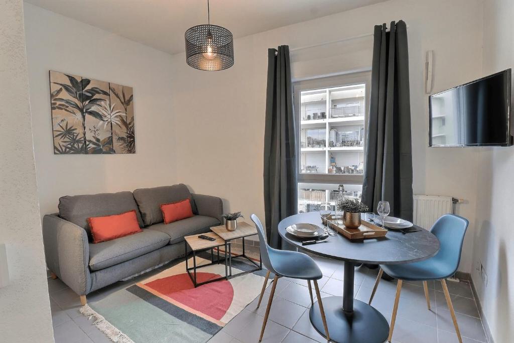 un salon avec un canapé et une table dans l'établissement Cosy apartment for 2 in Marseille, à Marseille