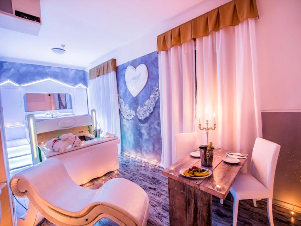 a childs bedroom with a table and a bed at Hotel Butterfly in Torre del Lago Puccini
