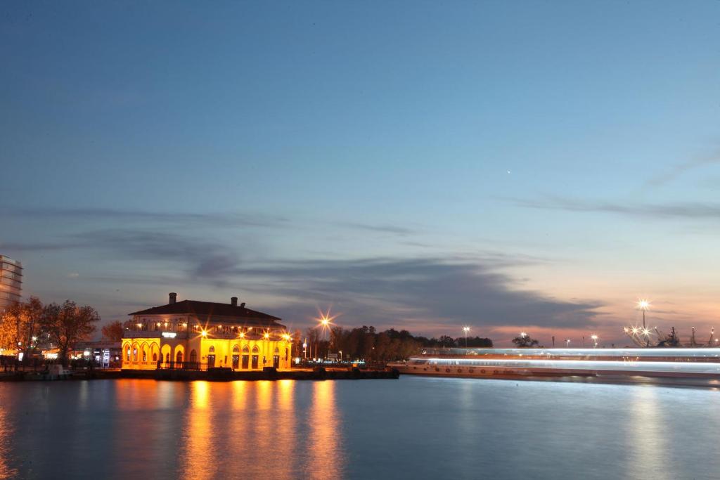 Výhled na řeku, která protéká v blízkosti hotelu