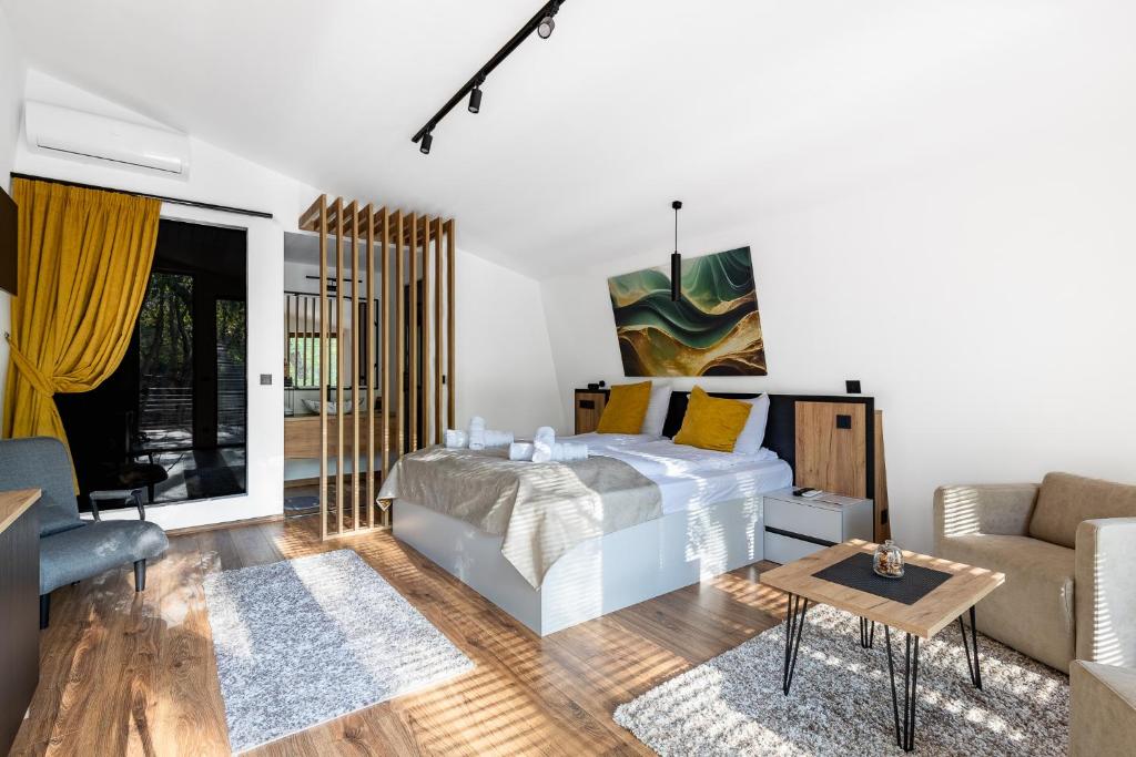 Postel nebo postele na pokoji v ubytování Blisku do Gradot - Riverfront Luxury Cabins