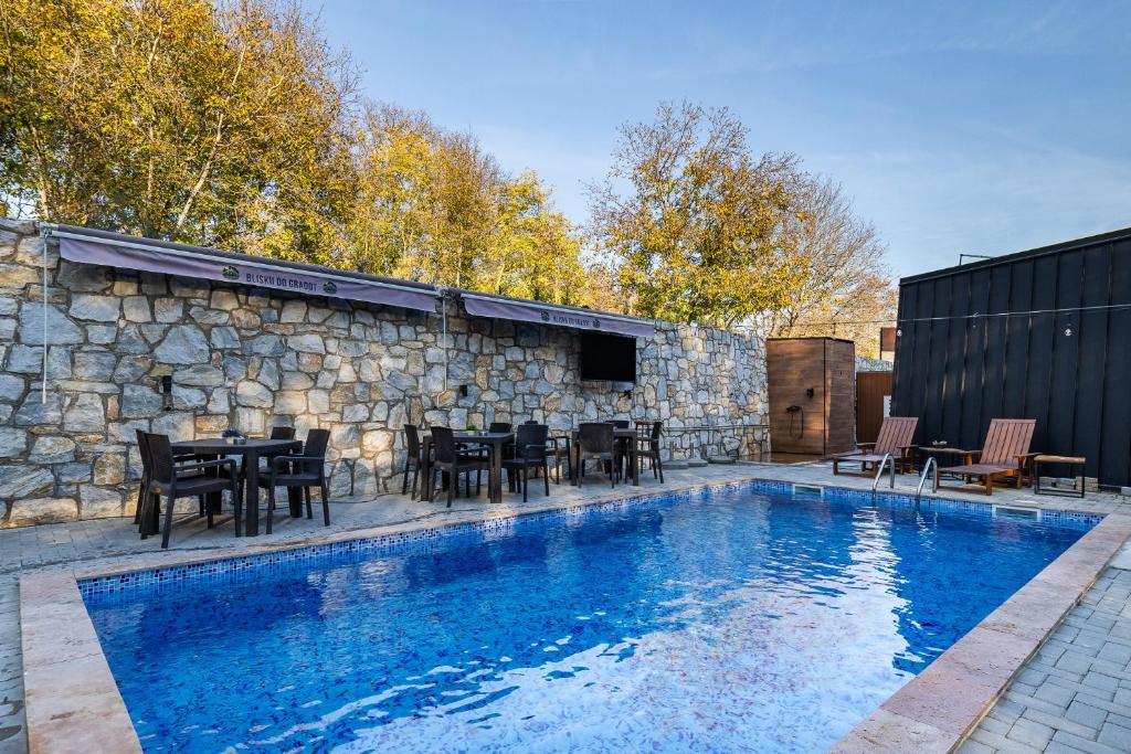 Bazén v ubytování Blisku do Gradot - Riverfront Luxury Cabins nebo v jeho okolí