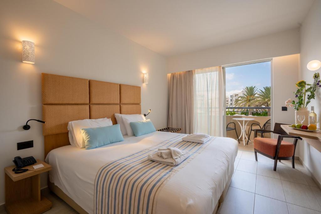 Postel nebo postele na pokoji v ubytování Minos Hotel
