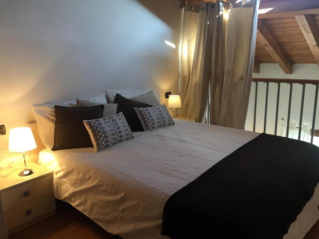 A bed or beds in a room at Appartamento Francesco - Theater Home