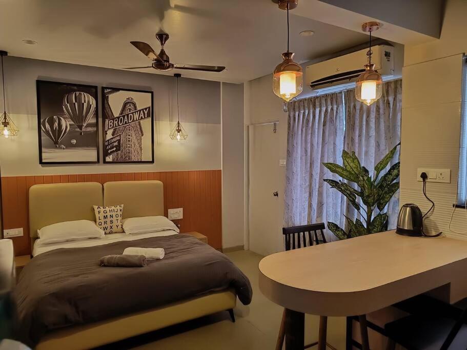 Ένα ή περισσότερα κρεβάτια σε δωμάτιο στο Terra Private Studio with Balcony WiFi Ac Smart TV Kitchenette Washing Machine