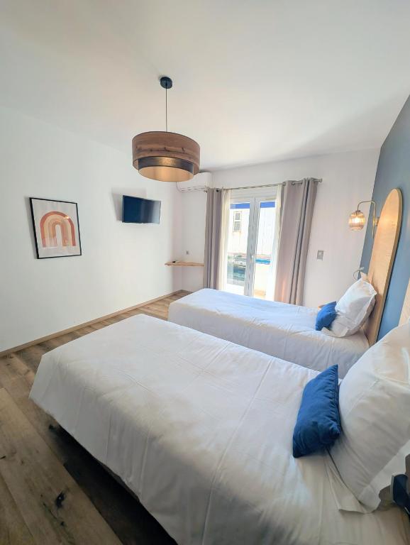 Un pat sau paturi într-o cameră la Hôtel Flor