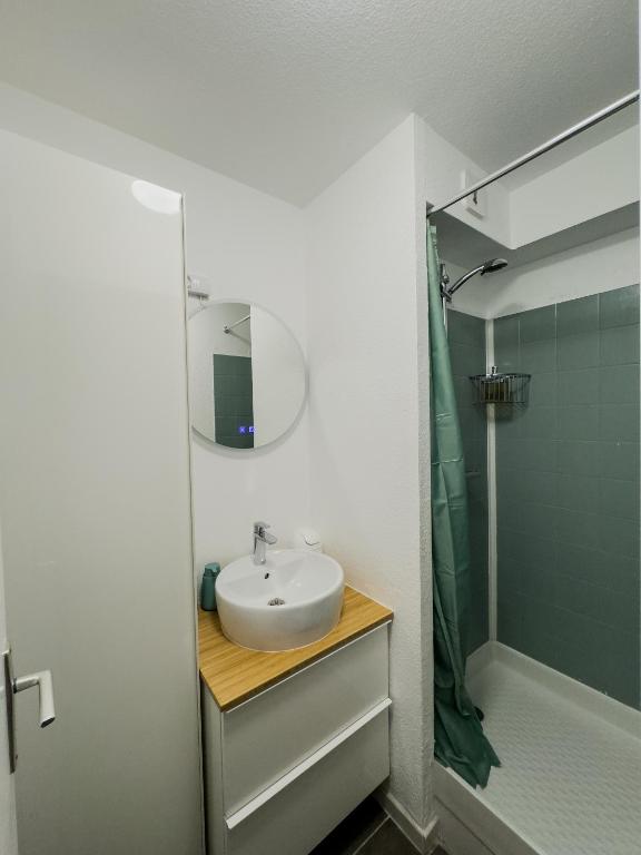 Koupelna v ubytování Appartement Le Vauban - 40m2 à Frontignan Plage - À 200m de la Plage - 15 min de Sète