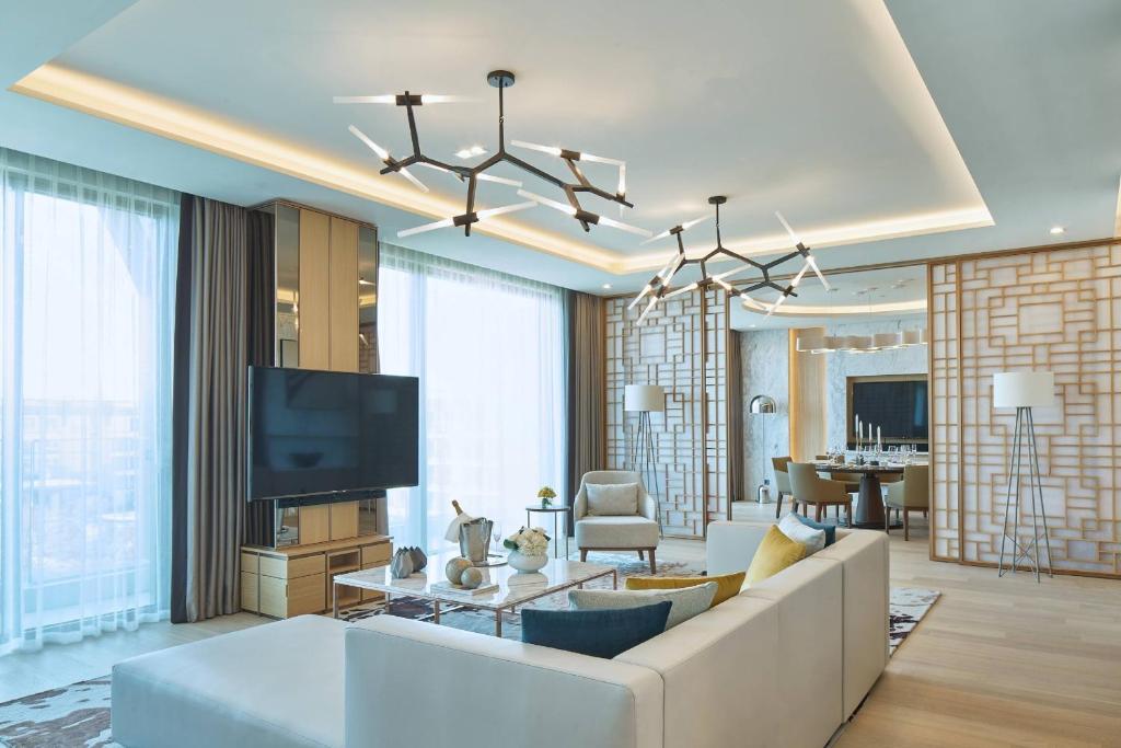 TV a/nebo společenská místnost v ubytování Marriott Jeju Shinhwa World Hotel
