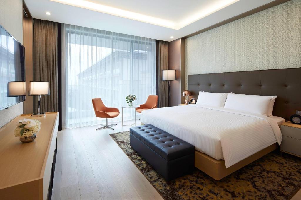 Postel nebo postele na pokoji v ubytování Marriott Jeju Shinhwa World Hotel