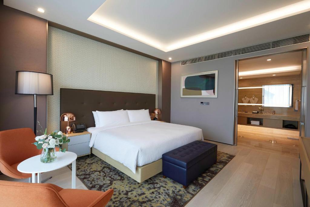 Postel nebo postele na pokoji v ubytování Marriott Jeju Shinhwa World Hotel