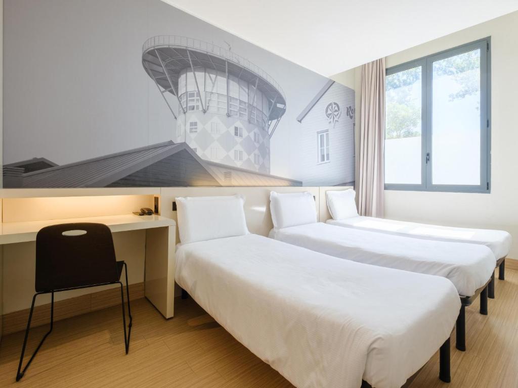 Łóżko lub łóżka w pokoju w obiekcie B&B Hotel Ravenna