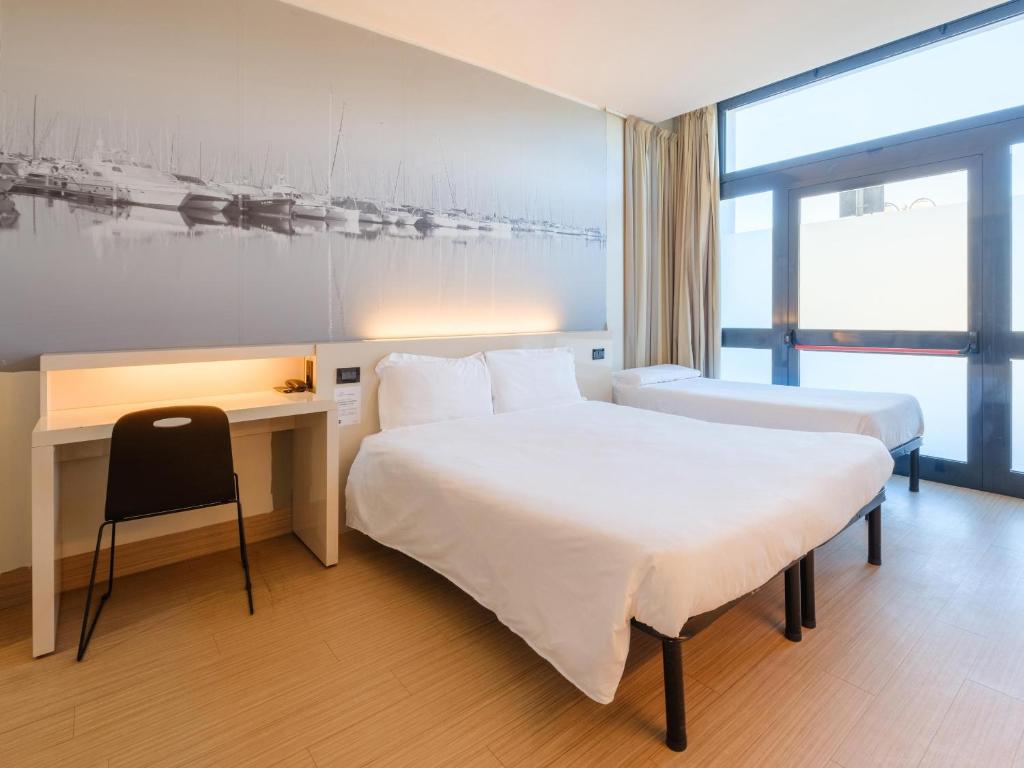 Łóżko lub łóżka w pokoju w obiekcie B&B Hotel Ravenna