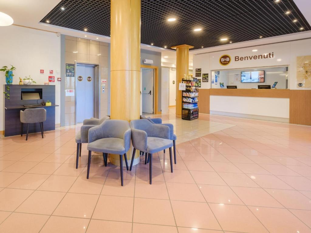 Hol lub recepcja w obiekcie B&B Hotel Ravenna