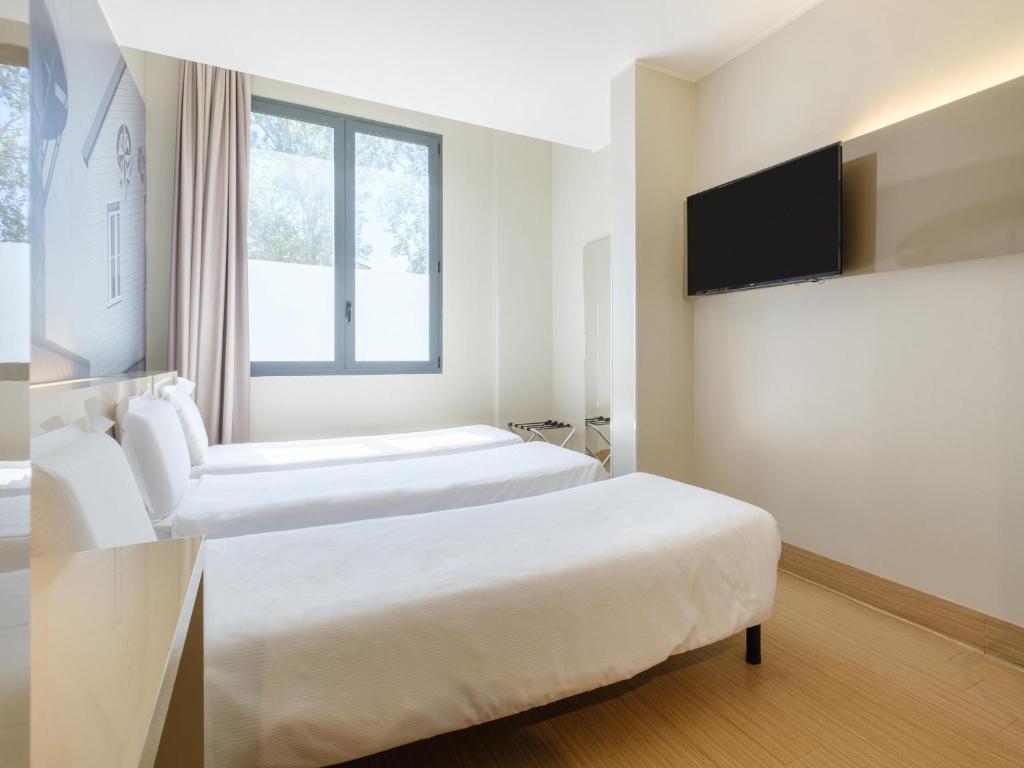 Telewizja i/lub zestaw kina domowego w obiekcie B&B Hotel Ravenna