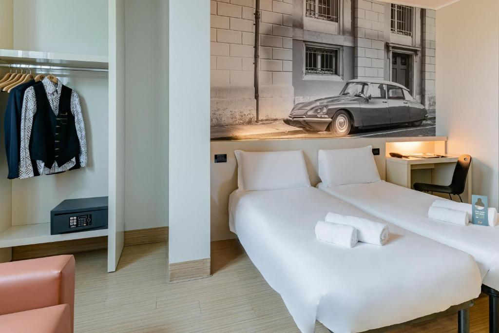 Łóżko lub łóżka w pokoju w obiekcie B&B Hotel Ravenna