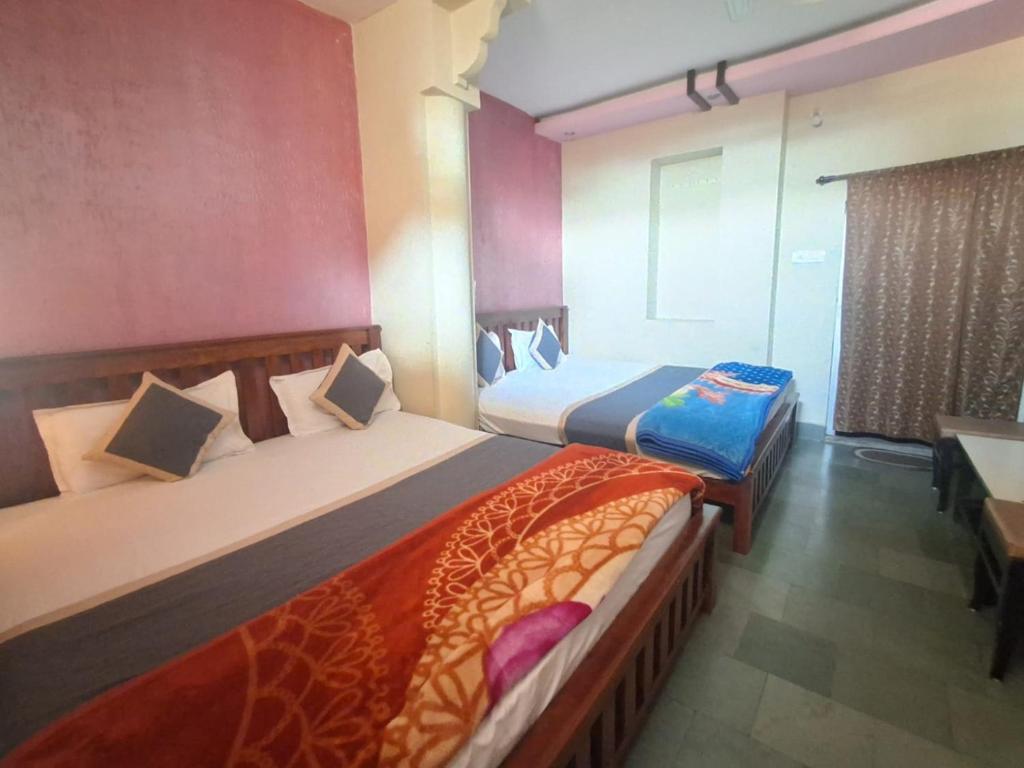 Postel nebo postele na pokoji v ubytování Hotel Om Pushkar