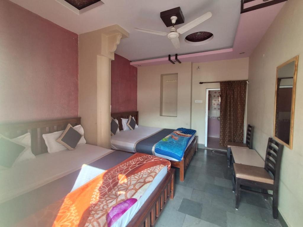 Postel nebo postele na pokoji v ubytování Hotel Om Pushkar