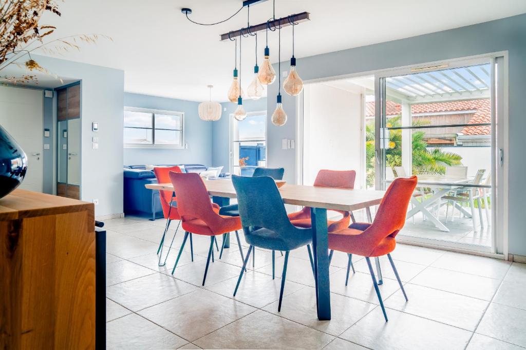 une salle à manger avec une table et des chaises dans l'établissement Grande maison moderne pour 6, à Saint-Vincent-sur-Jard