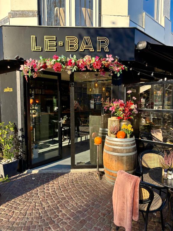 Hotel Boutique Hotel LE•BAR, a store front of a le bar with tables and chairs at Boutique Hotel LE•BAR in Zandvoort