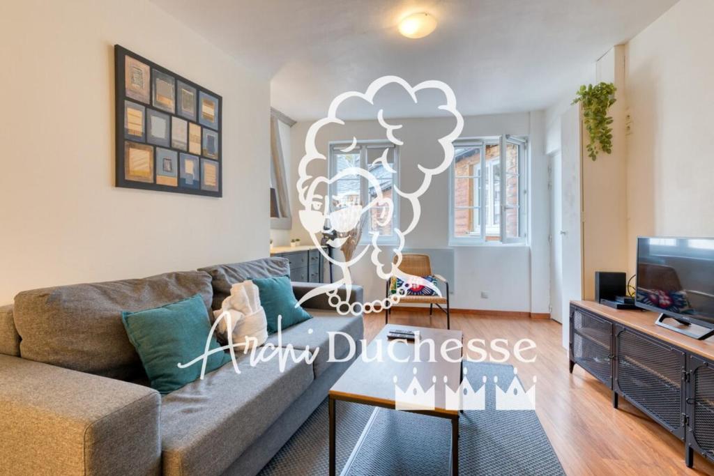 un salon avec un canapé et une télévision dans l'établissement Daisy Un charmant appartement près de la Place du Vieux Marché, à Rouen