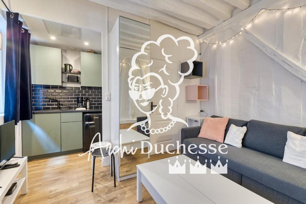 un salon avec un canapé et une table dans l'établissement Alexandra joli studio centre, à Rouen