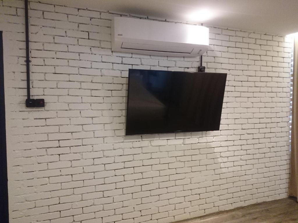 TV a/nebo společenská místnost v ubytování 68 Boutique Hotel