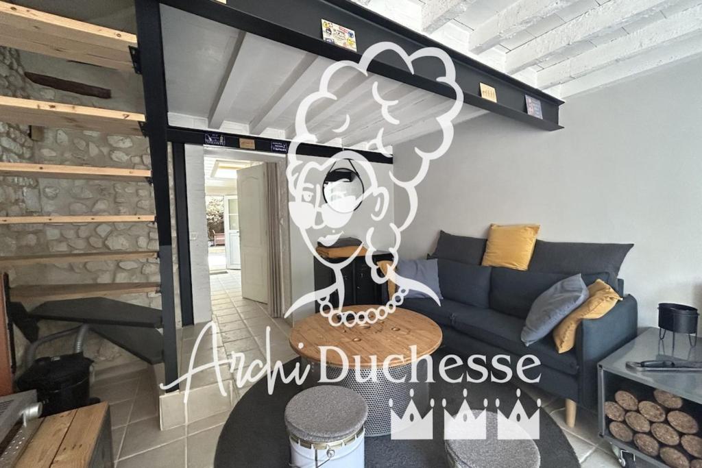 - un salon orné d'une fresque murale représentant un crâne dans l'établissement Le Saint-Ouen charmante maison tout confort !, à Les Authieux-sur-le-Port-Saint-Ouen