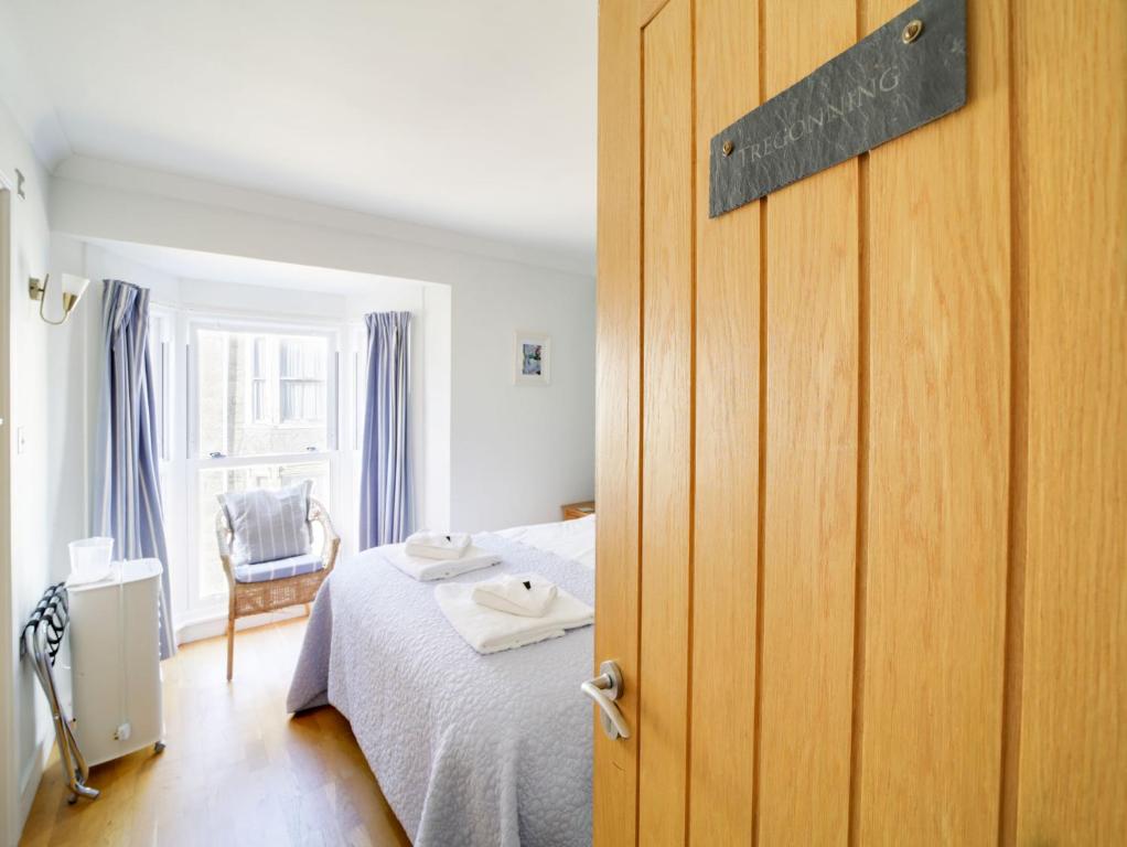 Postel nebo postele na pokoji v ubytování The Artist Loft, Ensuite Guest Rooms, Porthleven