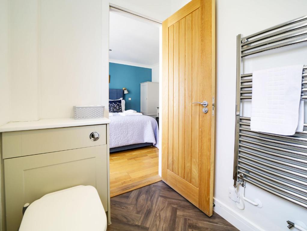 Postel nebo postele na pokoji v ubytování The Artist Loft, Ensuite Guest Rooms, Porthleven