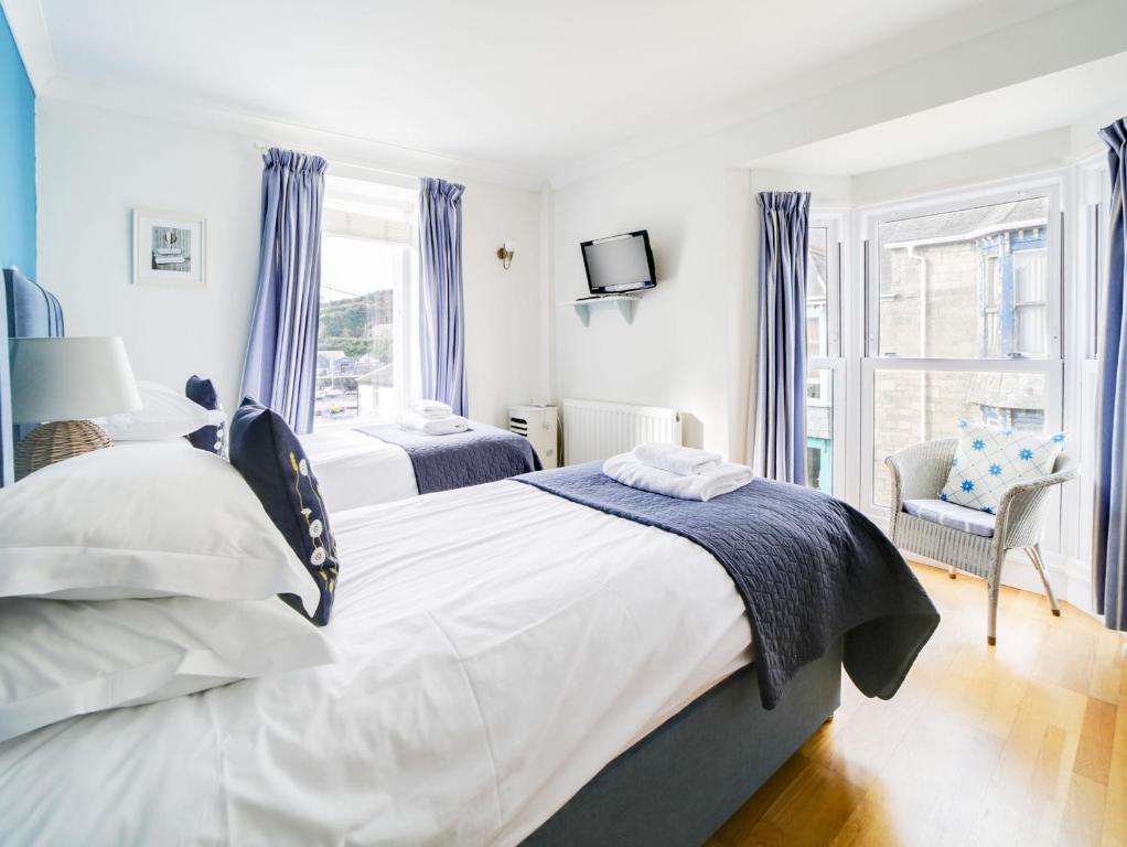 Postel nebo postele na pokoji v ubytování The Artist Loft, Ensuite Guest Rooms, Porthleven