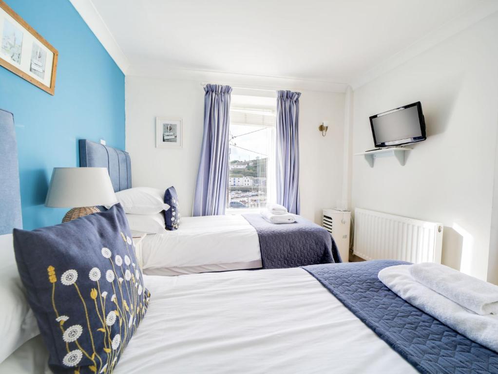 Postel nebo postele na pokoji v ubytování The Artist Loft, Ensuite Guest Rooms, Porthleven