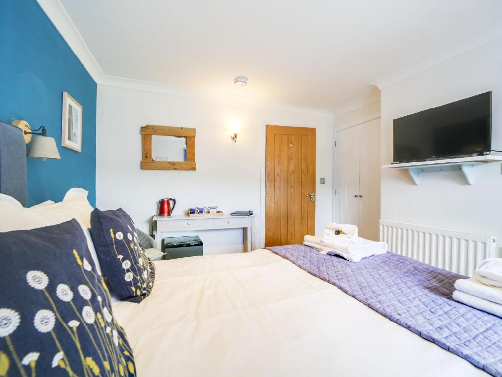 Postel nebo postele na pokoji v ubytování The Artist Loft, Ensuite Guest Rooms, Porthleven
