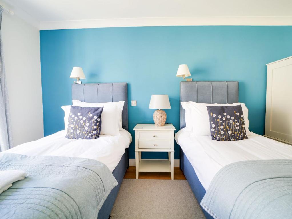 Postel nebo postele na pokoji v ubytování The Artist Loft, Ensuite Guest Rooms, Porthleven