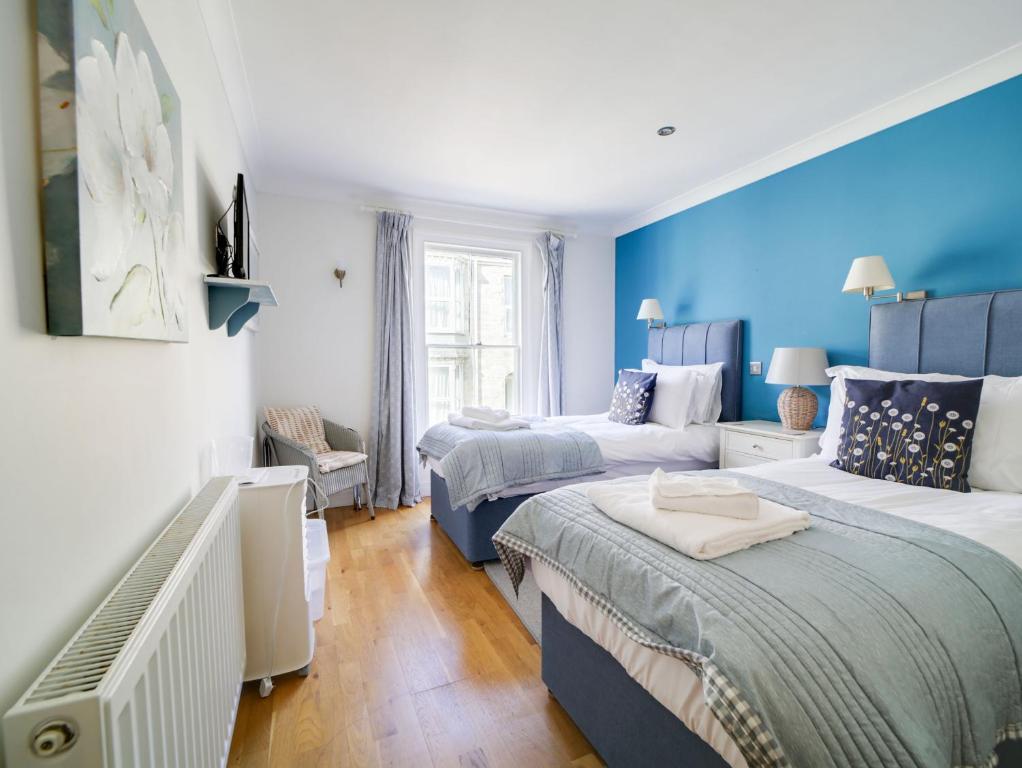 Postel nebo postele na pokoji v ubytování The Artist Loft, Ensuite Guest Rooms, Porthleven